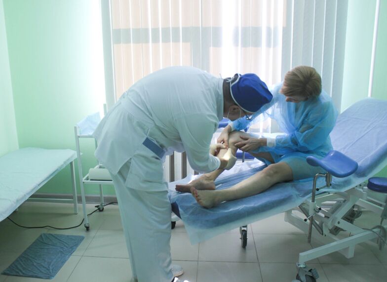 Kirurg pregledava vene pacijenta prije izvođenja operacije.